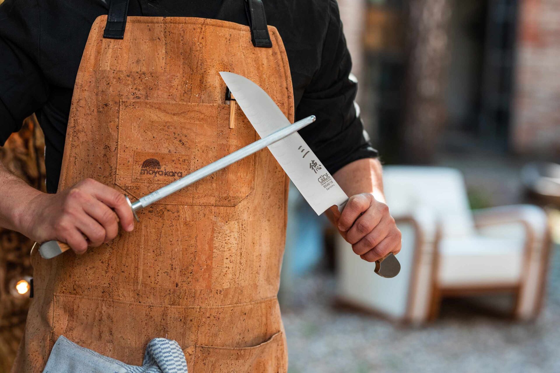 Messer Solingen, Güde Messer, Kochmesser Solingen, Messerset, wetzstahl, solinger messer Koch hält Santoku Messer von Güde Solingen und schärft die Klinge mit einem Wetzstahl