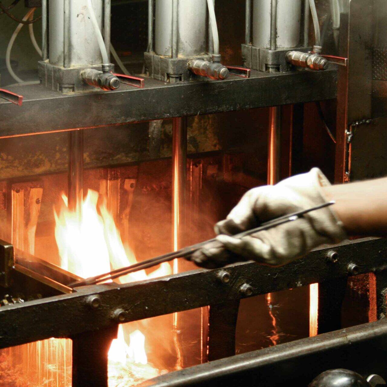 Messer Solingen, Güde Messer, Kochmesser Solingen, Messerset, wetzstahl, solinger messer Schmiedevorgang eines Santoku Messers bei Güde Solingen, Erhitzen des Stahls in der Manufaktur