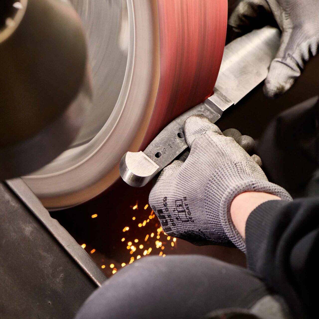 Messer Solingen, Güde Messer, Kochmesser Solingen, Messerset, wetzstahl, solinger messer Handschmiedevorgang eines klassischen Kochmessers von Güde in Solingen mit Funkenflug am Schleifstein